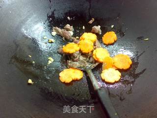 红萝卜炒牛肉的做法步骤:4
