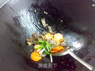 红萝卜炒牛肉的做法步骤:5