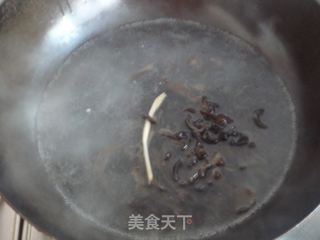 黄花菜木耳炒肉丝的做法步骤：4