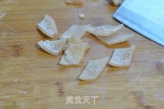 好吃易做的美容菜---肉皮小炒的做法步骤：2