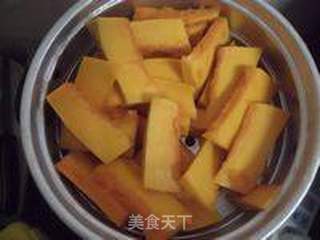 牛奶南瓜西米露的做法步骤：1