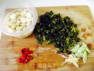 蚕豆肉末炒雪菜的做法步骤:2