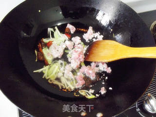 蚕豆肉末炒雪菜的做法步骤:3