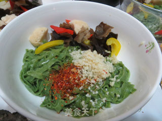 【油泼辣椒菠菜面】--陕西传统小吃的做法步骤:12