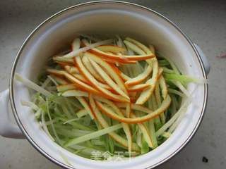 橙子皮凉拌青萝卜丝的做法步骤:7