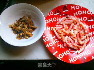 香菇培根蛋包饭的做法步骤:2