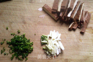 简单小菜——小炒香干白菜茎的做法步骤:4