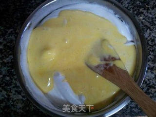 蓝莓戚风卷的做法步骤:11