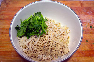 凉菜混搭之【金针菇拌豆皮】的做法步骤:5