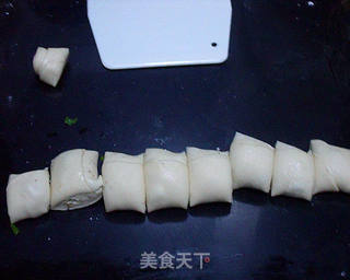 椒盐香葱花卷的做法步骤:9