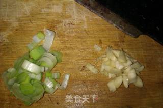 简单美味的蒜薹炒肉的做法步骤:2