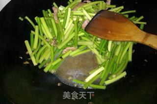 简单美味的蒜薹炒肉的做法步骤:7