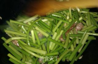 简单美味的蒜薹炒肉的做法步骤:6