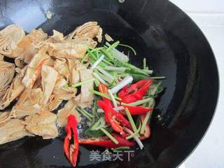 杭椒炒臭千张的做法步骤:6