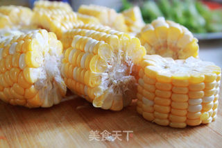 胡萝卜玉米龙骨汤的做法步骤:3