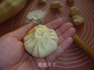 蟹黄汤包的做法步骤:21