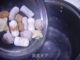 鱼丸菌类海鲜汤的做法步骤：2