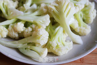 小炒菜花的做法步骤:4
