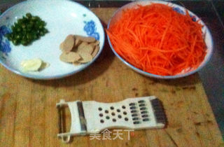 红萝卜丝炒鸡肉肠的做法步骤:2