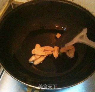 红萝卜丝炒鸡肉肠的做法步骤:3