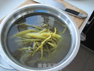 雪菜肉丝面的做法步骤：1