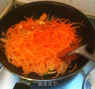 红萝卜丝炒鸡肉肠的做法步骤:5