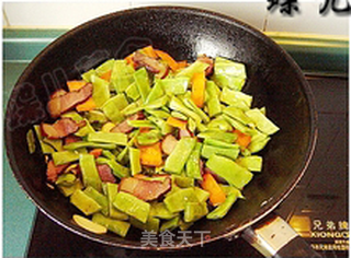 腊肉炒油豆角的做法步骤:7