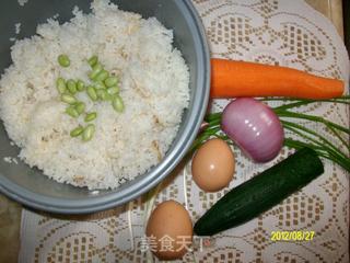 五蔬鸡蛋炒饭的做法步骤：1