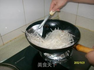 冬天的萝卜赛人参——素炒白萝卜丝的做法步骤:4