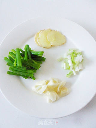【冬日里的开胃菜】飘香鸡块烩丸子的做法步骤:2