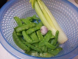 西芹炒兰豆的做法步骤：1