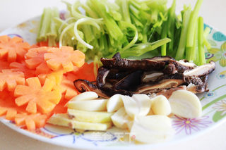 芹菜香干炒肉片的做法步骤:3
