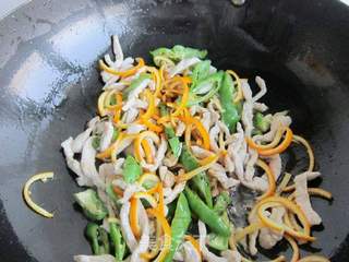 橙子皮炒肉丝的做法步骤:12