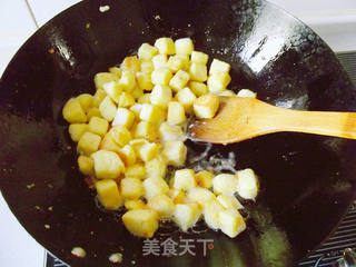 炒黄金馒头丁——剩馒头的华丽转身的做法步骤:4