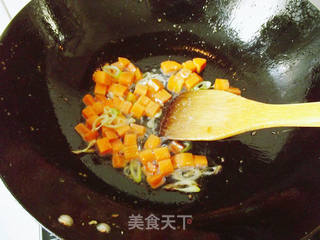 炒黄金馒头丁——剩馒头的华丽转身的做法步骤:6