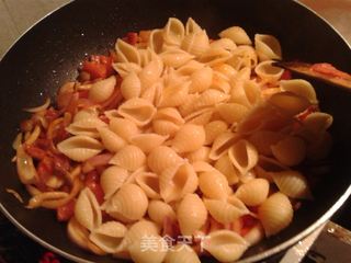 番茄牛肉炒意大利贝壳粉的做法步骤:6