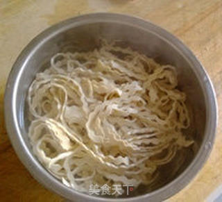 彩椒豆腐丝 简单的变化成就不同效果的做法步骤:2