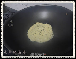 平底锅版---芝麻鸡蛋卷的做法步骤:7