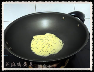 平底锅版---芝麻鸡蛋卷的做法步骤:8