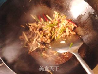 鱼香肉丝的做法步骤:2