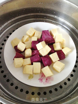 淳朴自然的甜蜜小食——果仁双薯的做法步骤:3