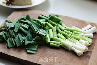 蒜苗炒豆腐的做法步骤:3