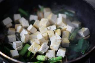 蒜苗炒豆腐的做法步骤:8