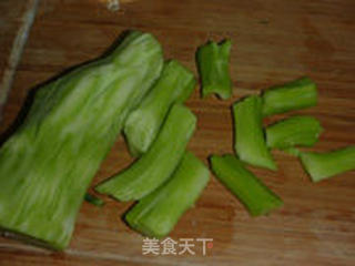 西兰花梗炒鸡蛋的做法步骤:2