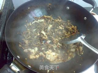 乡间小炒:豆角干炒五花肉的做法步骤:6