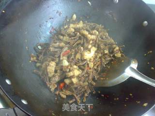 乡间小炒:豆角干炒五花肉的做法步骤:8