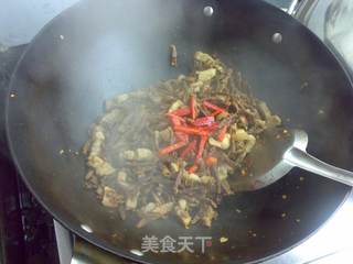 乡间小炒:豆角干炒五花肉的做法步骤:7