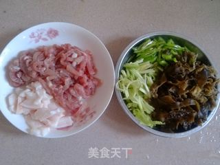 青椒木耳肉丝的做法步骤：1