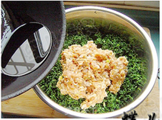 荠菜猪肉馅饼—健脾、明目、利水的做法步骤:9