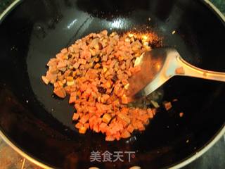 剩米饭的美味吃法——[什锦牛丸丁炒饭]的做法步骤：5